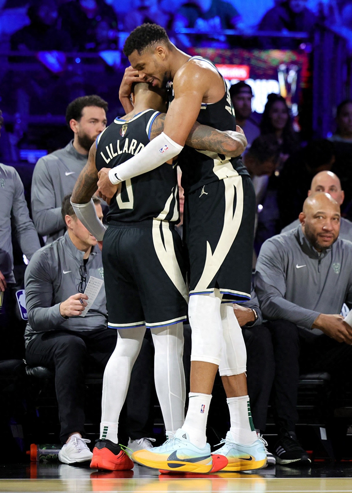 包含雄鹿主场大胜篮网，取得季后赛首轮优势的词条